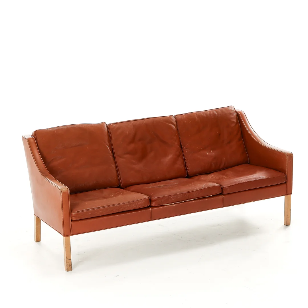 Børge Mogensen. Three-seater sofa, upholstered in cognac leather, model 2209 — Furniture/Lounge suites, sofas — Lauritz