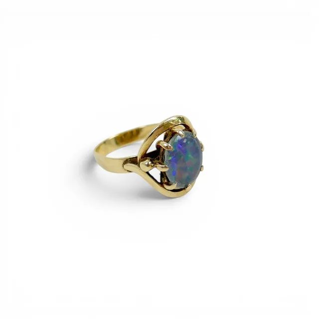 A 9CT GOLD OPAL SOLITAIRE RING.