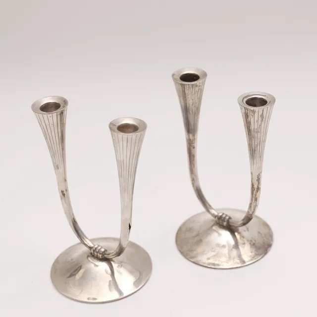 PAREJA DE CANDELABROS DE DOS LUCES EN PLATA.