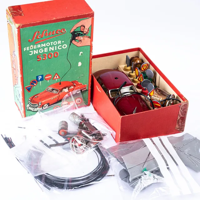 LEKSAKSBIL, Schuco 5300 vinröd, originalkartong med tillbehör, USZone Germany.