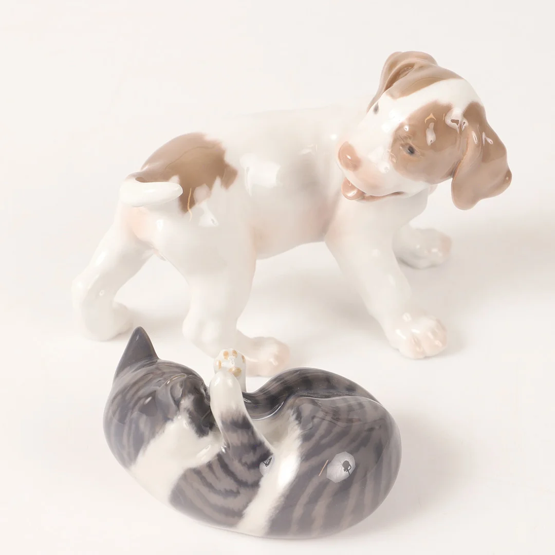 FIGURINER, 2 stycken, katt och hund, porslin, Bing & Gröndahl samt Royal Copenhagen, Danmark. — European — Helsingborgs Auktionskammare