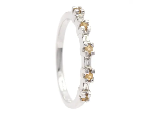 RING, 18K vitguld, 5 gula safirer ca 0,05 ctv, 4 baguetteslipade diamanter ca 0,10 ctv, ca W-TCr/VS, stl 17 mm, vikt 2,2 g.