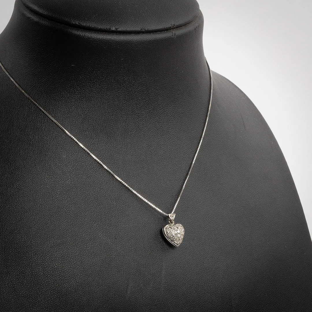 HÄNGE MED KEDJA, silver och 18K guld. — Brooches & Pendants — Stockholms Auktionsverk Helsingborg