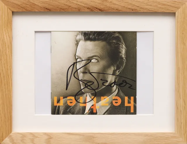 DAVID BOWIE, signerat CD-omslag "Heathen", från 2002.
