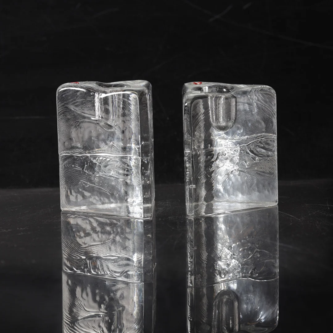 TIMO SARPANEVA. Ljusstakar, 1 par, glas, "Arkipelago", Iittala, Finland. — Candlesticks — Gomér & Andersson Nyköping