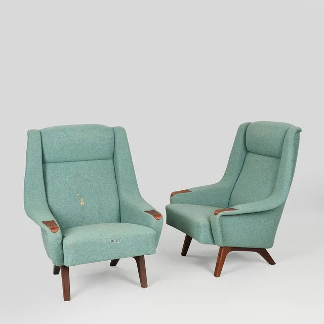 DANSK MØBELDESIGN. Et par lænestole af teak og mahogni, sæde og ryg betrukket med grøn uld, 1950/1960'erne, (2).