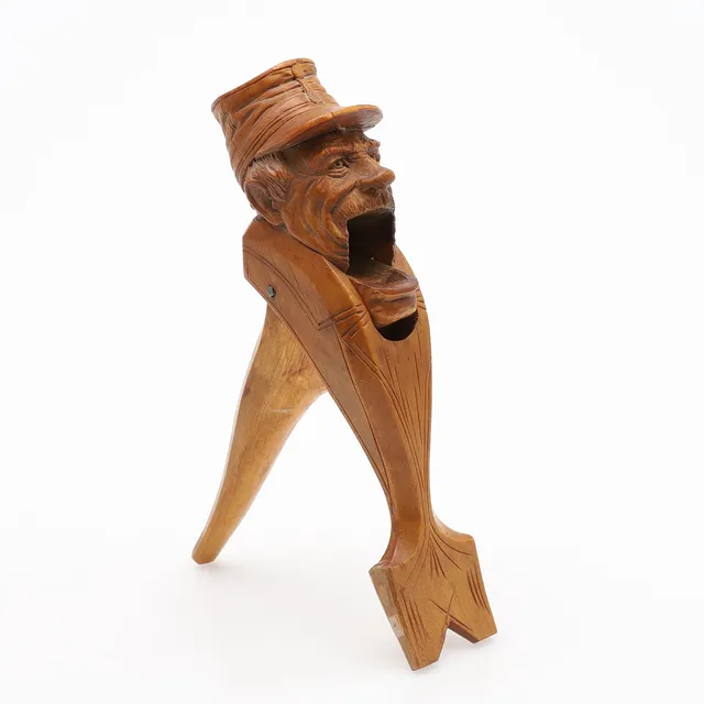 ERIK MOLIN (1855-1933), NÖTKNÄCKARE, MONOGRAMSIGNERAD, TRÄSKUREN I BJÖRK.
