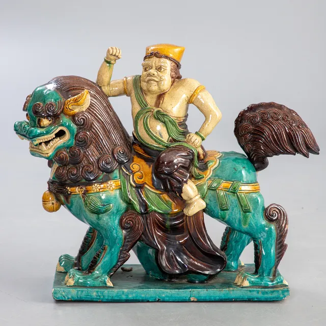 Sancai-Figur eines westasiatischen Händlers auf einem Wächterlöwen, China, 20. Jh.