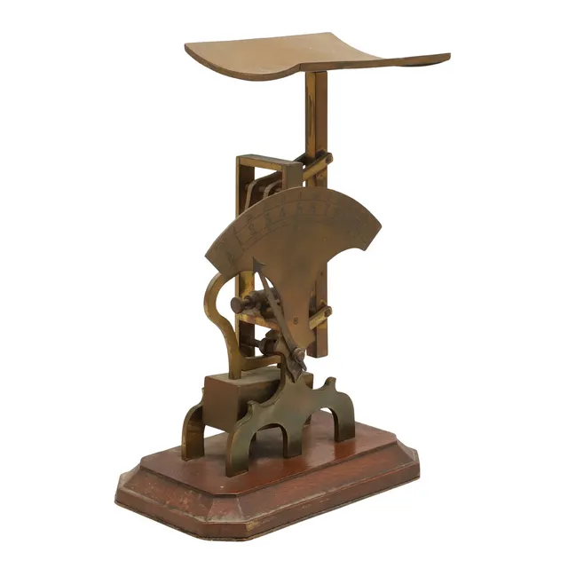 AN UNUSUAL SET OF 19TH CENTURY BRASS POSTAL SCALES.