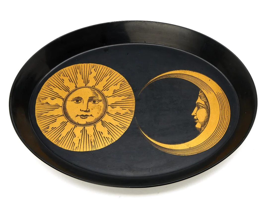 “Sole e Luna”. A black lacquered metal tray with golden sun and moon decor. Marked with paper label from Fornasetti, Italy. H. 4.5 cm. W. 34.5 cm. L. 45.5 cm. — Modern Decorative Art — Bruun Rasmussen