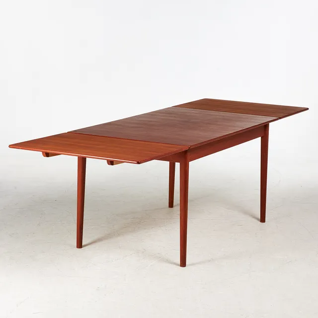 NILS JONSSON. Matbord, modell "Bjärni", med utdragsskivor, Troeds Bjärnum, 1960-tal, teak, brännmärkt.