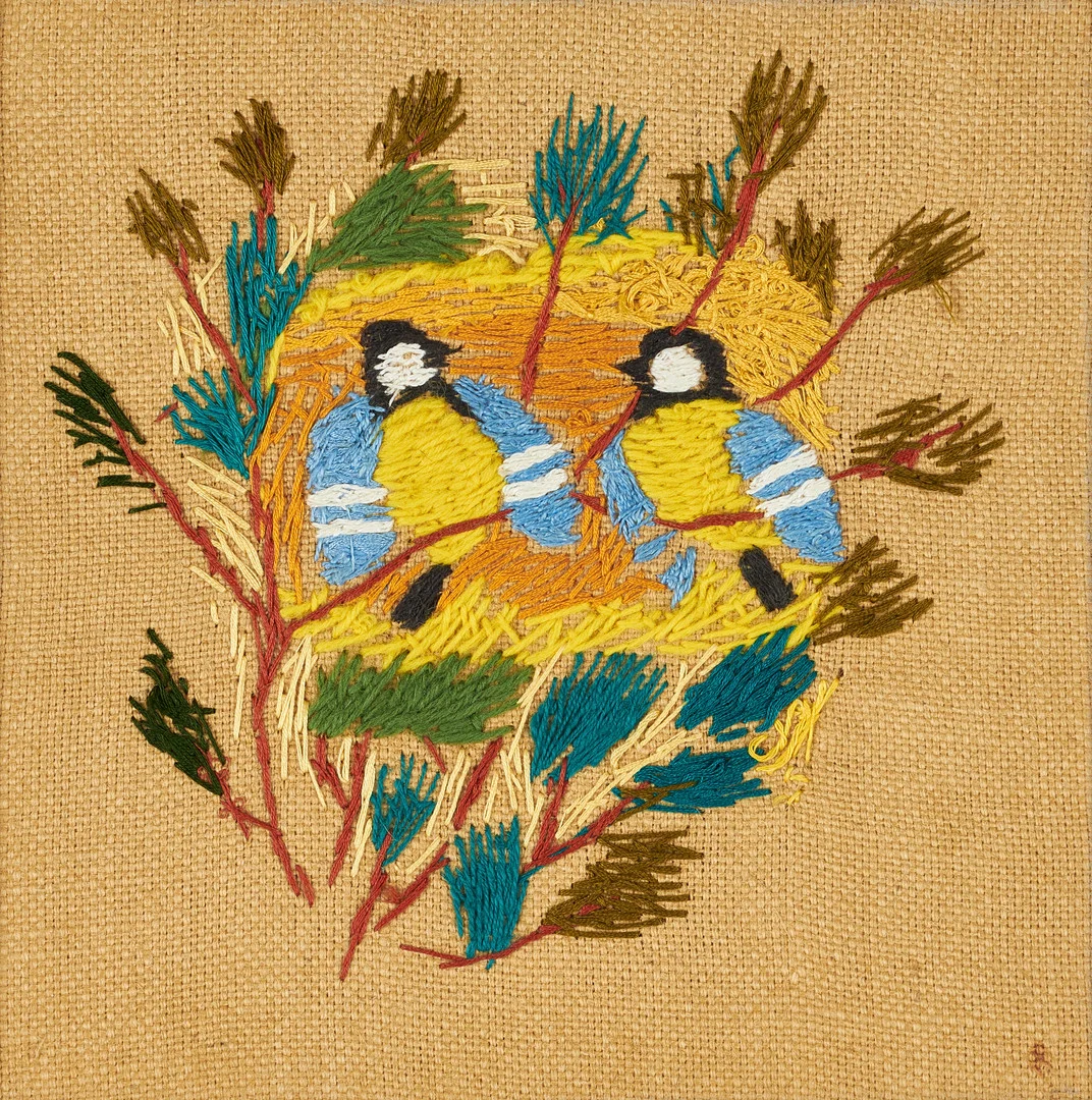 ESTER HENNING (Sverige, 1887-1985), Två blåmesar, 1960-tal, broderi. — Other — Crafoord Auktioner Stockholm