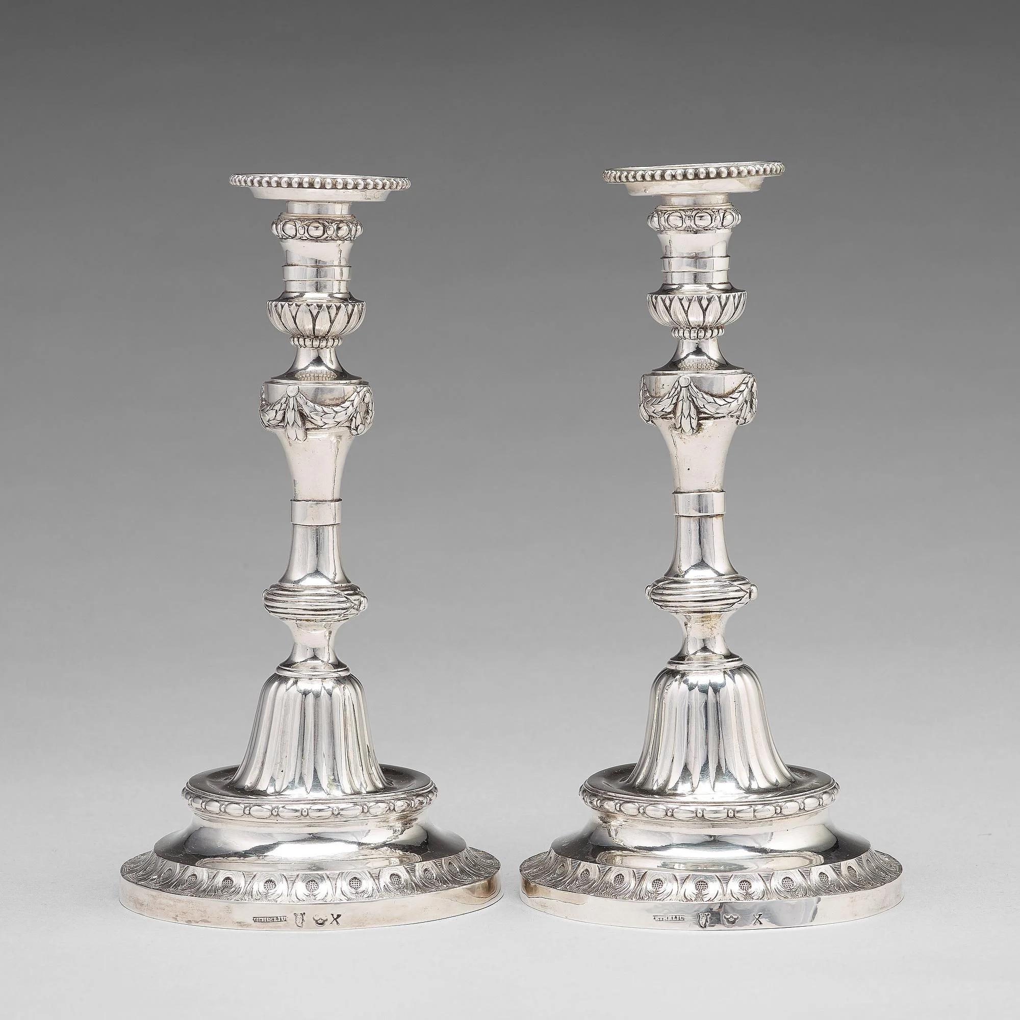Pehr Zethelius, ljusstakar, ett par, silver, Stockholm 1780. Gustavianska. — Bukowskis