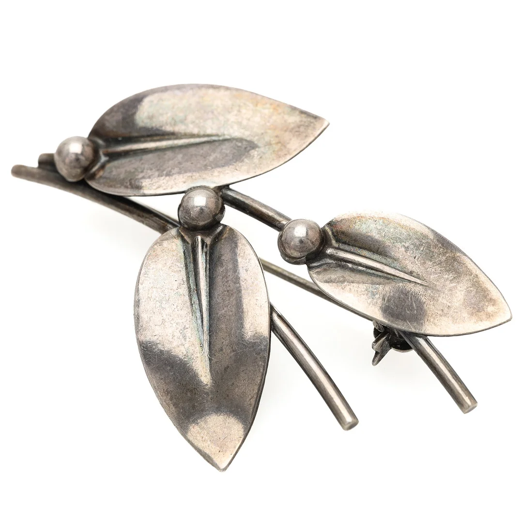 NILS ERIK FROM. Brosch, silver, Danmark, 1900-talets andra hälft. — Brooches & Pendants — Auktionsmagasinet Vänersborg