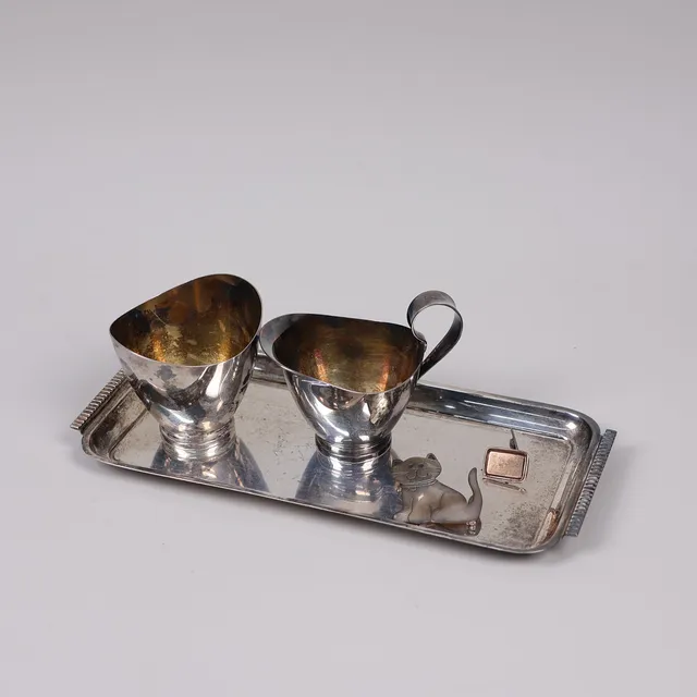 SILVER, bricka, msycken mm, totalt 242 gram.