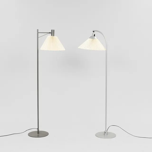 FLEMMING AGGER (F. 1944). Le Klint. Standerlamper, model 368 og 372. (2).