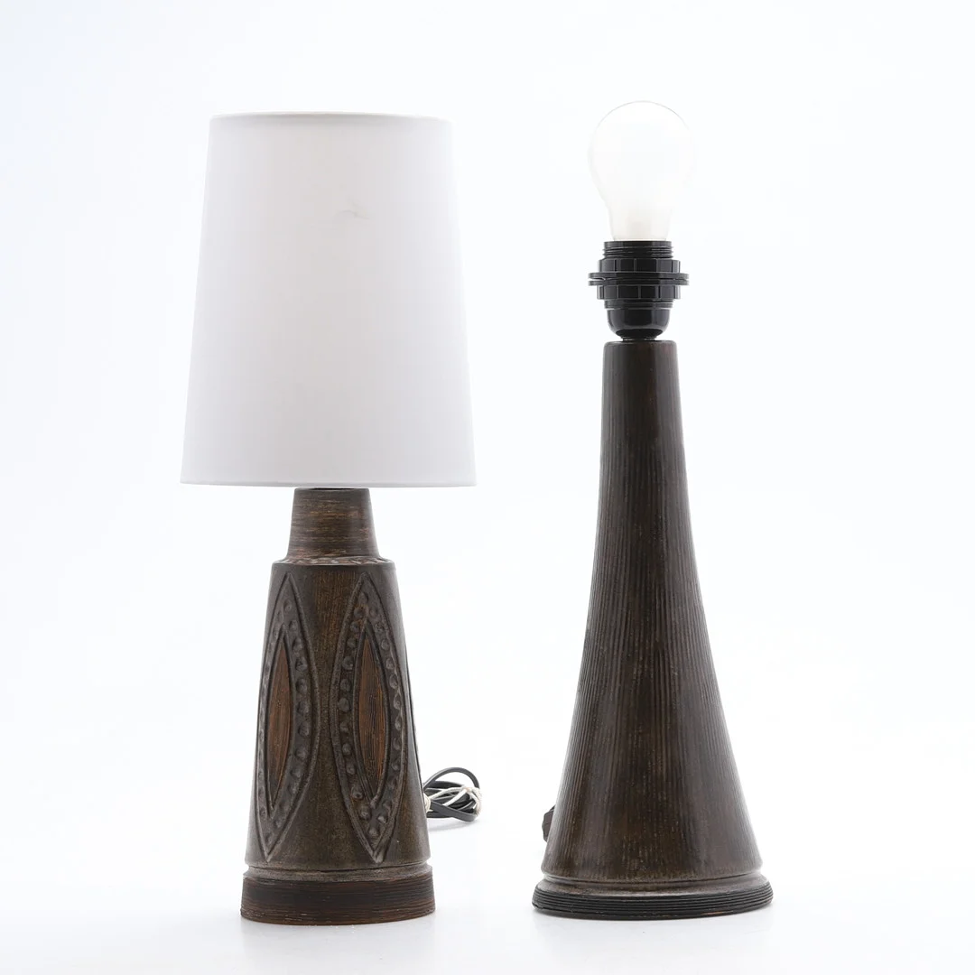 IRMA YOURSTONE. BORDSLAMPOR, 2 st, stengods, egen studio 1960-tal. — Table Lamps — Crafoord Auktioner Malmö