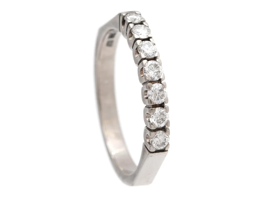 ALLIANSRING, 18K vitguld, 7 briljantslipade diamanter ca 0,35 ctv ca W/SI-P, stl 17 mm, Varberg 1988, vikt 3,3 g, skadad kulett. — Smycken/Alliansring — Kaplans