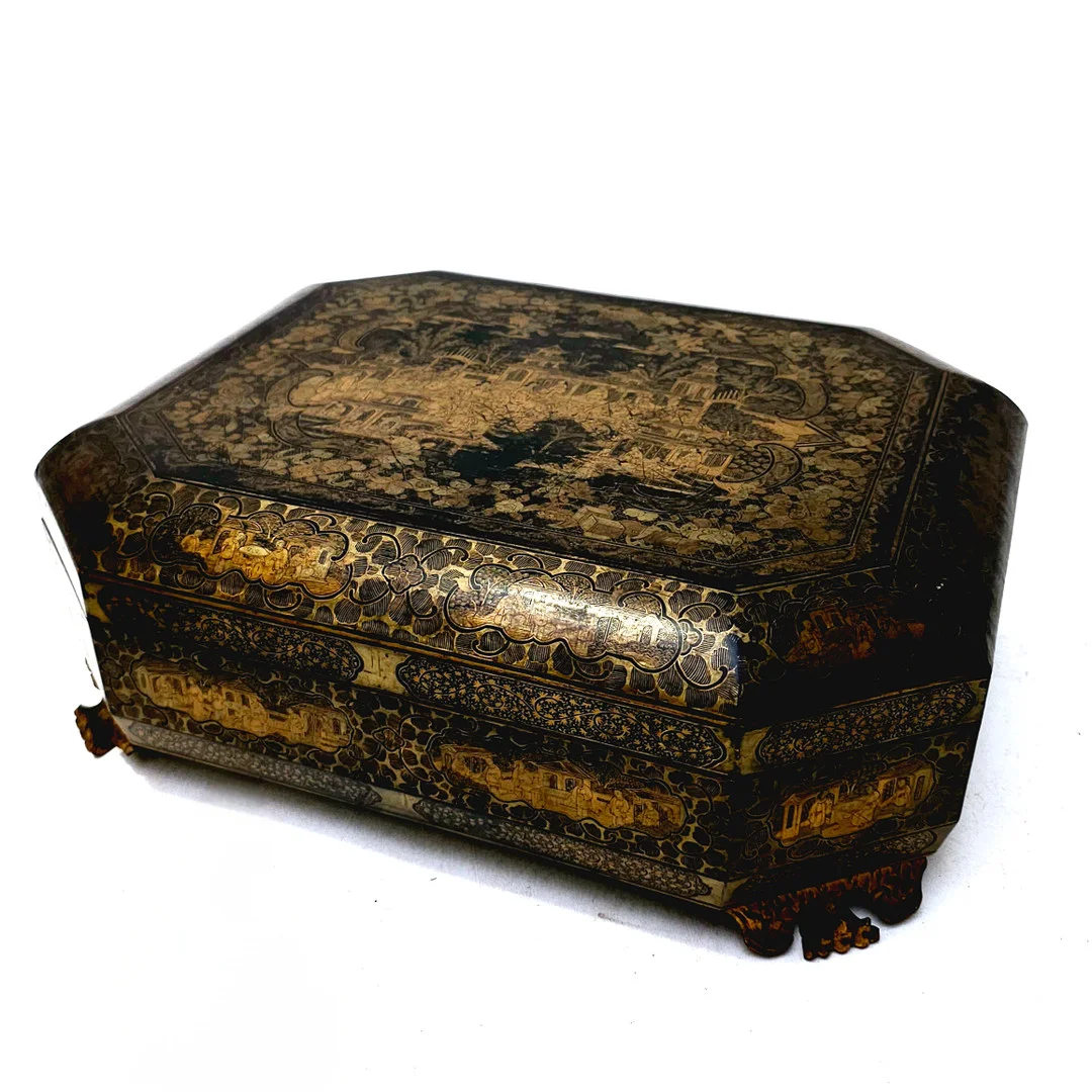 CAJA DE JUEGO ORIENTAL SIGLO XIX. MADERA, LACA NEGRA Y NÁCAR. — Asiatica — Barcelona Auctions