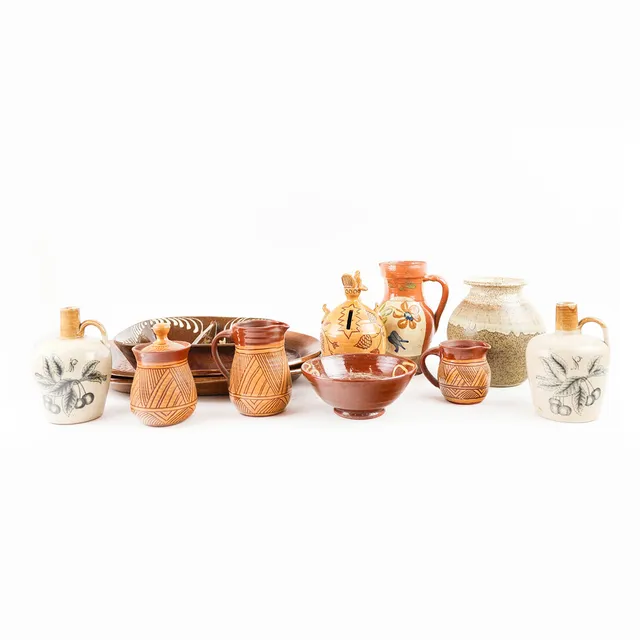 A QUANTITY OF GLAZED TERRACOTTA SLIPWARE, STONEWARE AND STUDIO POTTERY.