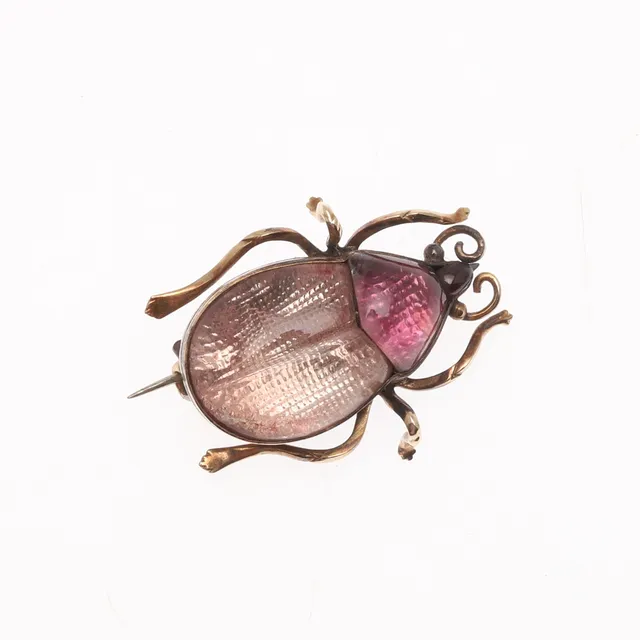 A ROCK CRYSTAL AND GOLD BEETLE BROOCH.