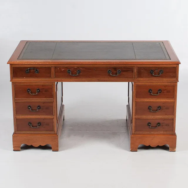 SKRIVBORD. Engelsk stil. Med skinnklädsel, 1900-talets andra del.