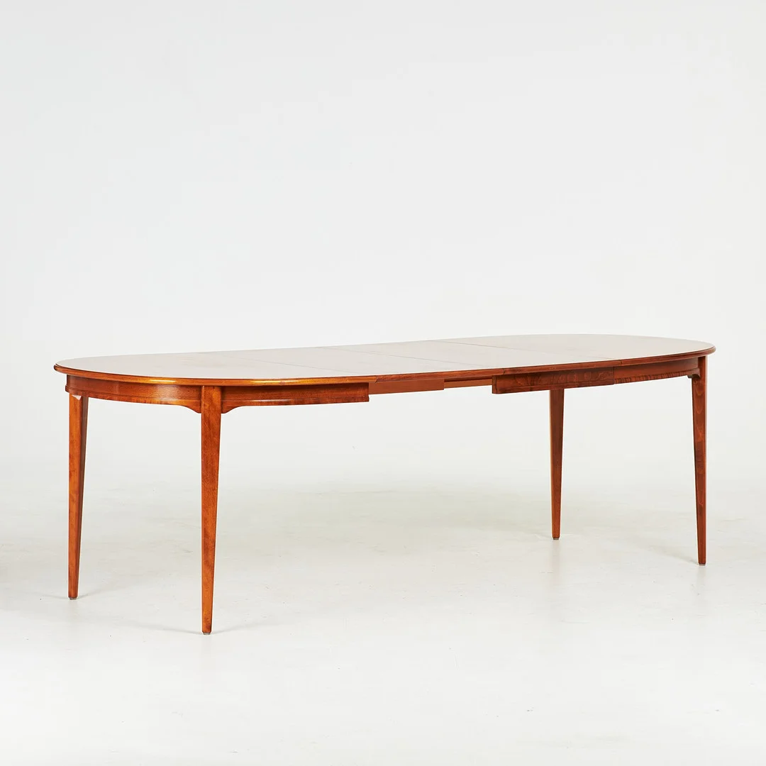 SVANTE SKOGH. Matbord, "Vindö", fanérad i valnöt samt betsad bok, för Möbelfabriken Balder, Vaggeryd, 2 st iläggsskivor, 1900-talets mitt. — Tables — Stockholms Auktionsverk Sickla
