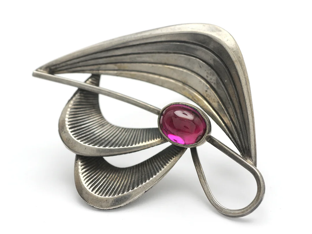 BROSCH, silver, troligen röd syntetisk sten, Ge-Kå smycken, Stockholm 1958, mått 4,3 x 3,3 cm, vikt 6,0 g, böjd nål. — Smycken/Brosch — Kaplans