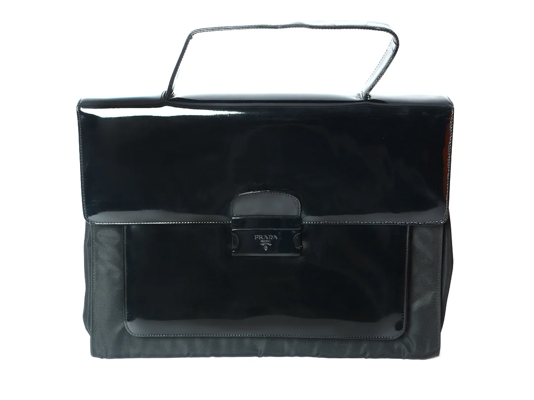 VÄSKA, PRADA, svart skinnlack, svart nylon, 34x25x6cm. — Accessoarer/Väskor — Kaplans