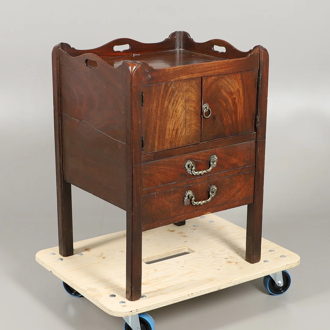 A GEORGE III MAHOGANY TRAY TOP BEDSIDE CUPBOARD. — Cupboards, Cabinets & Shelves — Lawrences Auctioneers