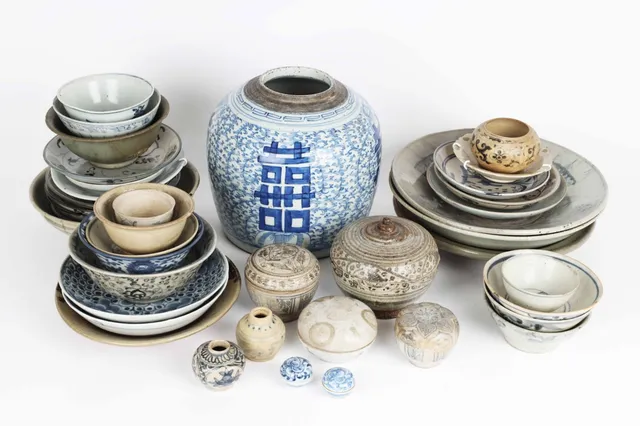 A large collection of Oriental stoneware and porcelain, Yuan, Sung, Tao Kwang, Qing, Siam and Vietnam 14th/19th century (39)