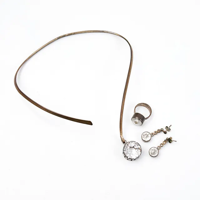 ISAAC COHEN. GARNITYR, 3 delar, ring, halsband, örhängen, Silver med slipad bergskristall, Stockholm, 1968.