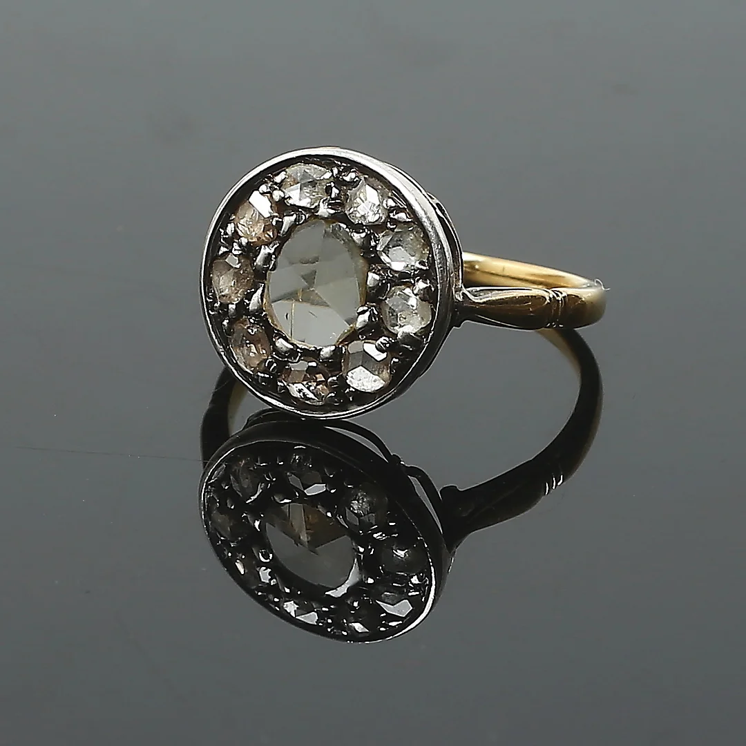 RING, 18K guld med silverinfattade rosenslipade diamanter, ostämplad, 1900-talets första hälft. — Rings — Auktionshuset Kolonn