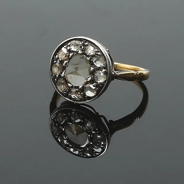 RING, 18K guld med silverinfattade rosenslipade diamanter, ostämplad, 1900-talets första hälft.