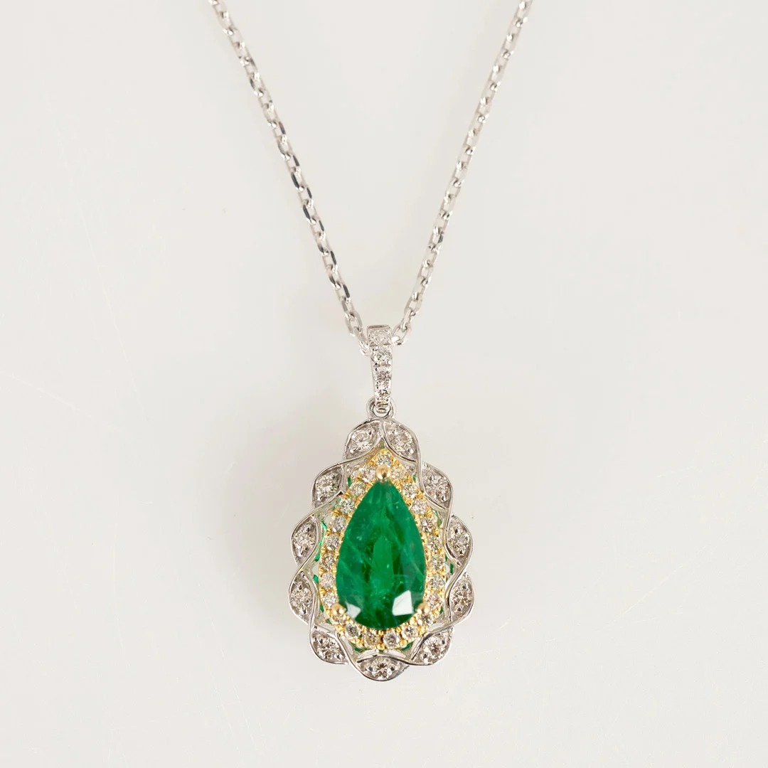 Anhänger mit Smaragd und Diamanten. — Brooches & Pendants — Stockholms Auktionsverk Hamburg