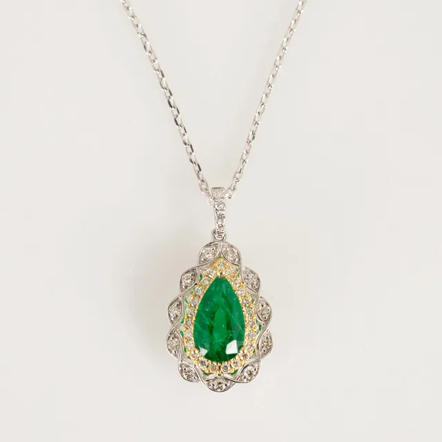 Anhänger mit Smaragd und Diamanten.