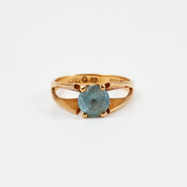 RING, 18 k guld, 1 fasettslipad syntetisk spinell, Alton Guldvaru Ab, Falköping, 1966.