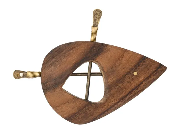 TORUB BÜLOW-HÜBE, brosch, trä, mässing, ca 1950, märkt Torun, mått 68x51 mm, vikt 7,3 g.