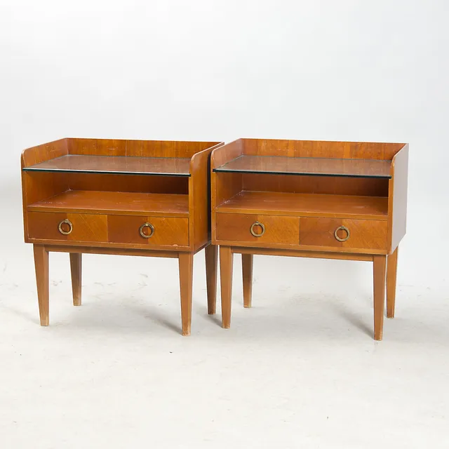 SÄNGBORD, 1 par, mahogny med glasskiva, 1900-talets mitt.