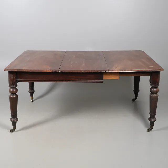 A 19TH CENTURY MAHOGANY EXTENDING DINING TABLE.