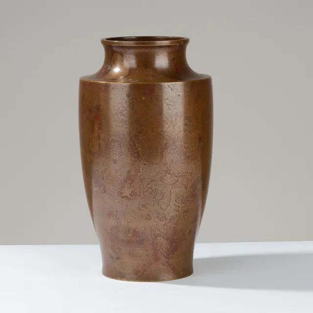 JAPANSK BRONZE: Høj, signeret bronzevase med flerfarvet patinering i primært gyldne og rødbrune nuancer, stemplet med kunstnerens segl, Japan, 20. århundrede.