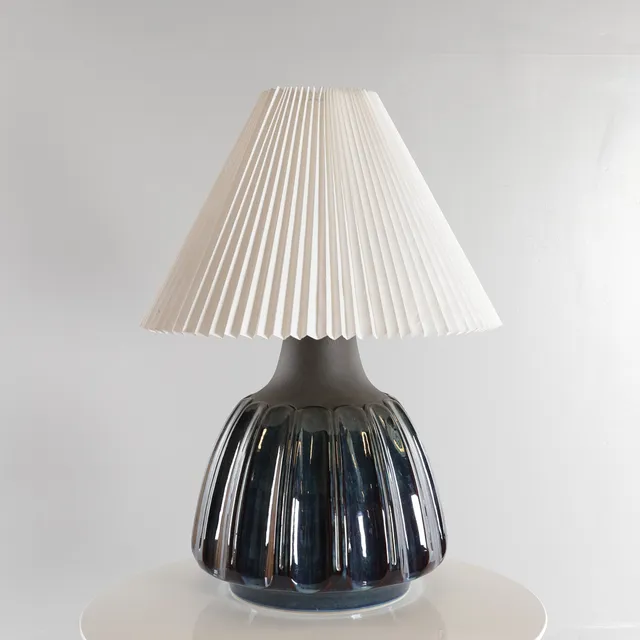 EINAR JOHANSEN. Sjælden stor lampe af glaseret keramik. Udført hos Søholm, Danmark, model 3341.