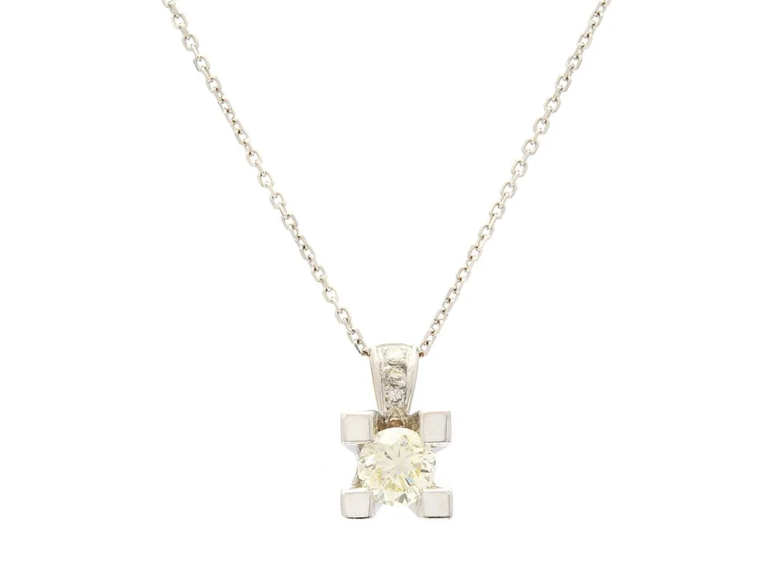 HÄNGE MED KEDJA, 18K vitguld, briljantslipad diamant ca 0,72 ct, ca Light Yellow/VS, längd 42 cm, vikt 3,8 g, diamanten har nagg på kuletten. — Smycken/Hänge med kedja — Kaplans
