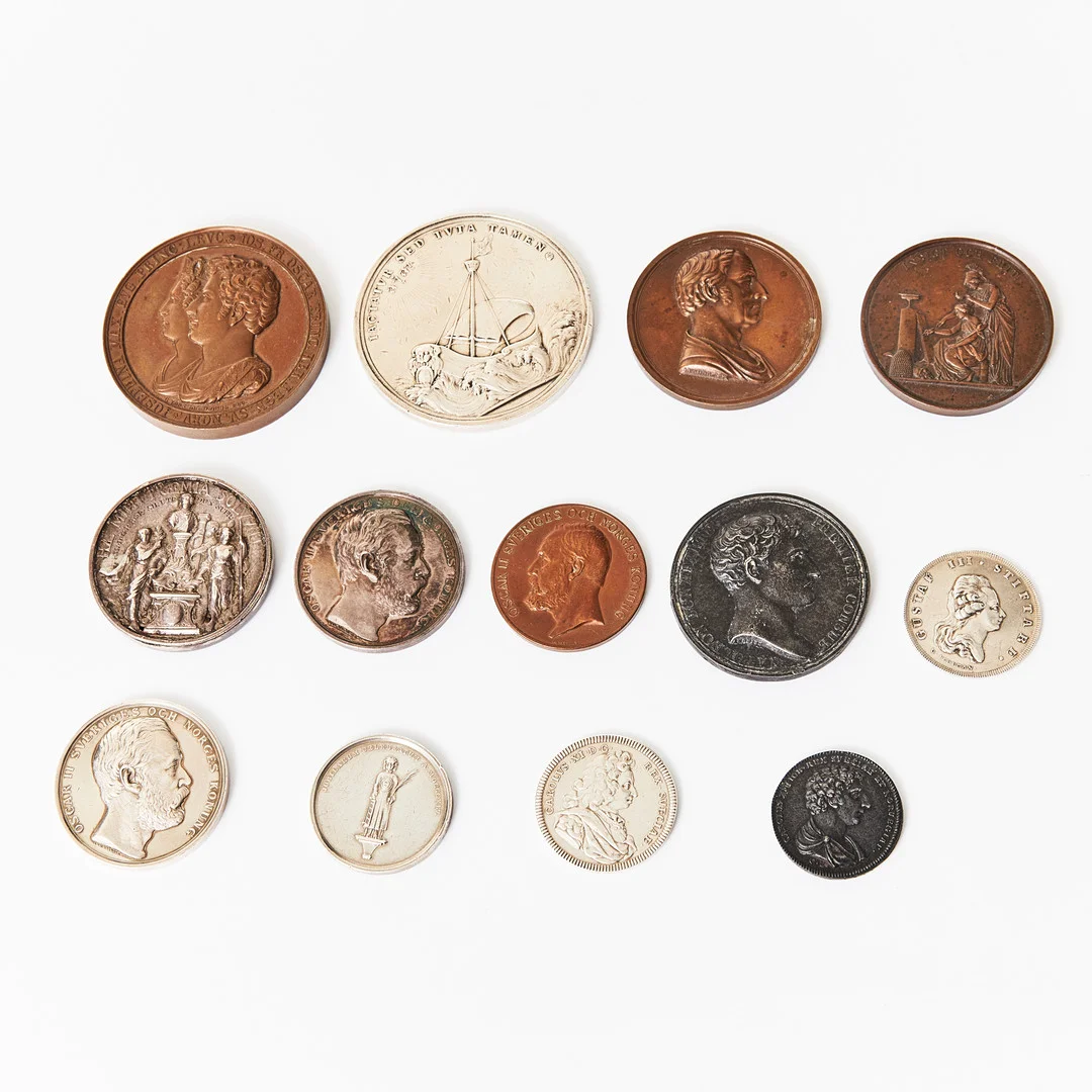 MEDALJER, 12 st., MEDALJGÖMMA, delvis silver. — Orders & Medals — Stockholms Auktionsverk Magasin 5