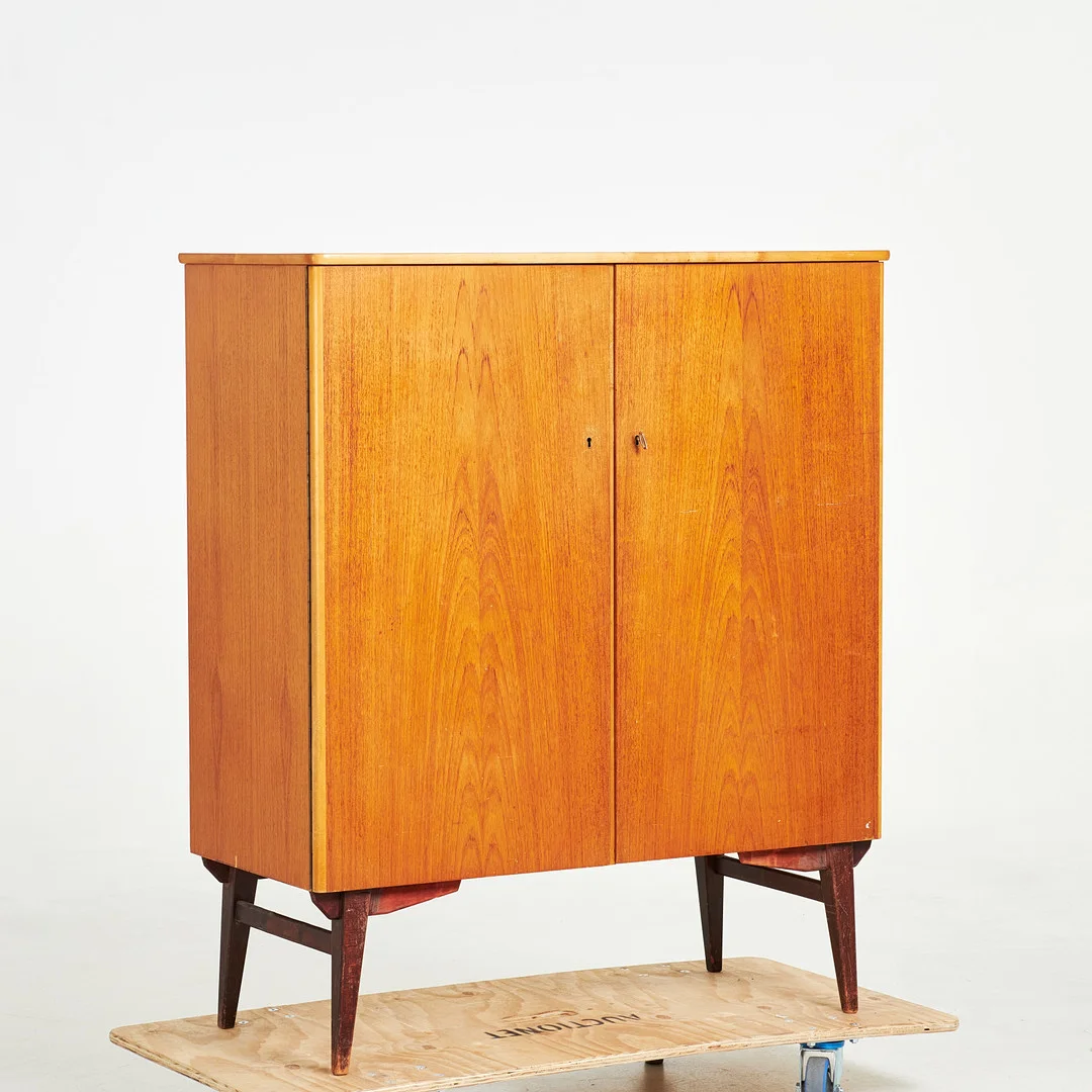 SKÅP, 1960-tal, teak. — Cupboards, Cabinets & Shelves — Stockholms Auktionsverk Sickla