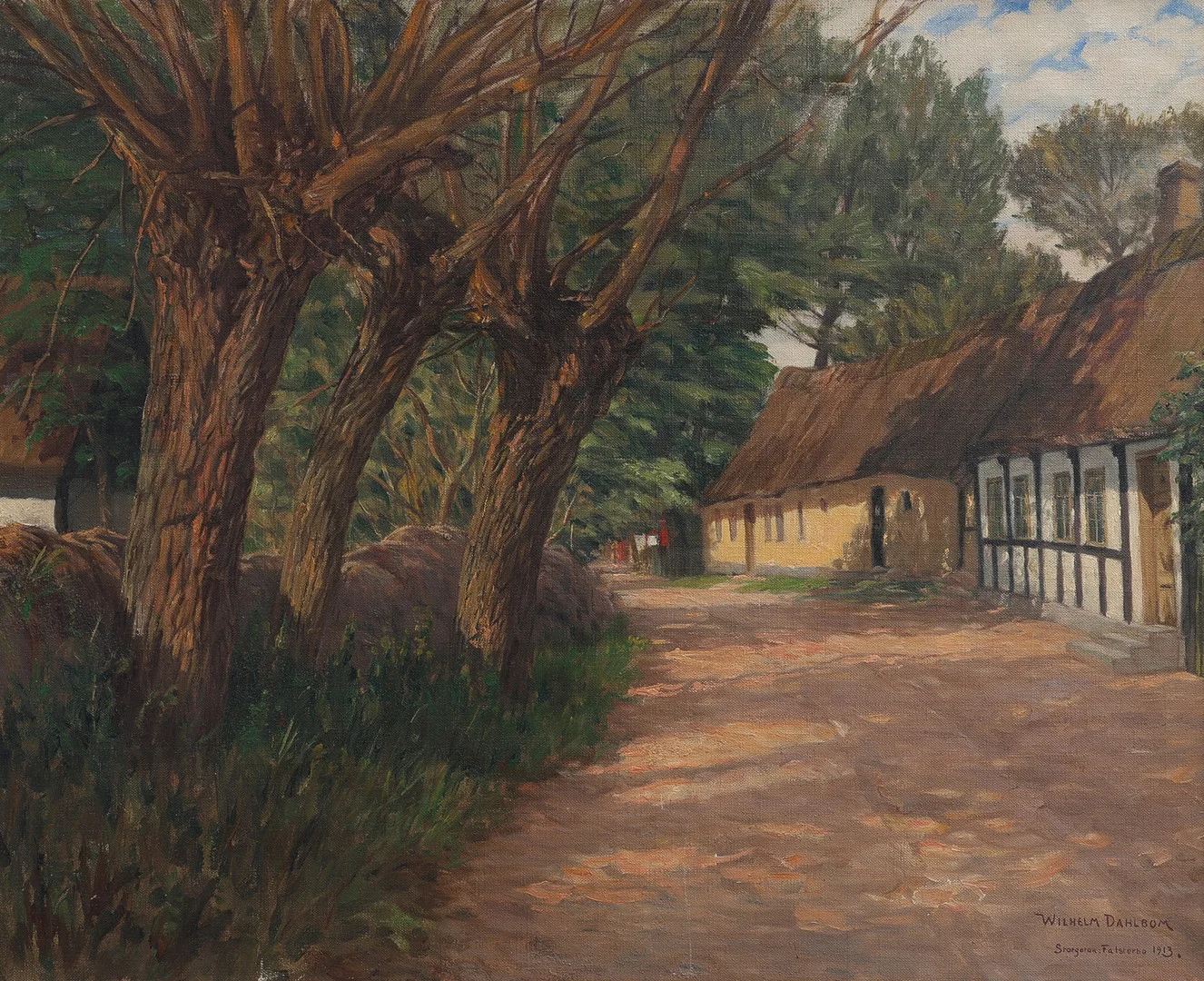 WILHELM DAHLBOM. OLJA PÅ DUK, "STORGATAN FALSTERBO", SIGNERAD OCH DATERAD 1913. — Paintings — Crafoord Auktioner Lund