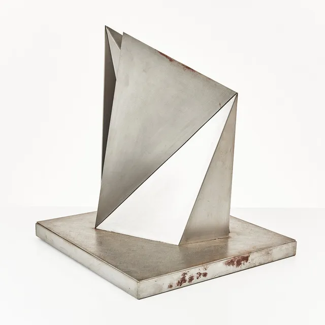 EVA SJÖBERG (F. 1951). Skulptur, borstad stål på sockel, signerad, daterad 1999.