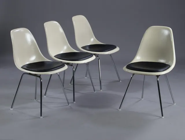 Charles Eames. Et sæt på fire skalstole, model DSX. Glasfiber (4)