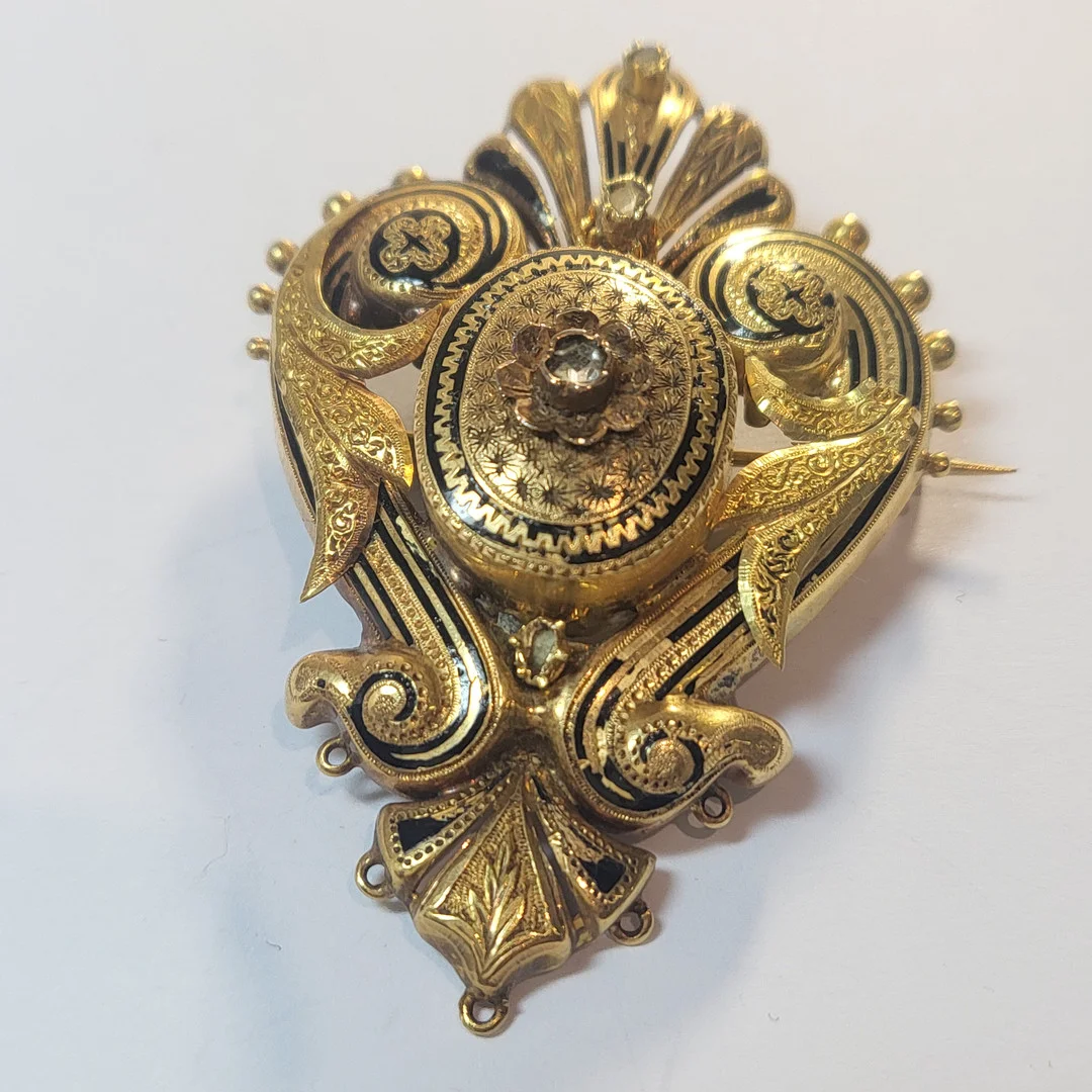 BROCHE ISABELINO, SIGLO XIX DAMASQUINADO TOLEDANO EN ORO AMARILLO CON DIAMANTE TALLA ROSA CENTRAL. — Brooches & Pendants — Barcelona Auctions