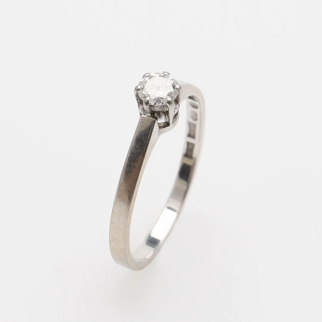 SOLITÄRRING MED DIAMANT. — Rings — Crafoord Auktioner Lund